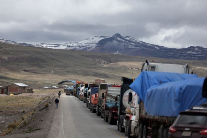페루의 시위활동으로 인해 도로에서 멈춘 트럭들. 사진=로이터
