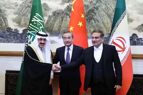사우디아리바이와 이란이 10일(현지시간) 중국 베이징에서 외교관계 재개에 합의했다. 사진은 이번 협상을중개한 중국 왕이 공산당정치국원(가운데)과 이란, 사우디 양국 대표. 사진=로이터