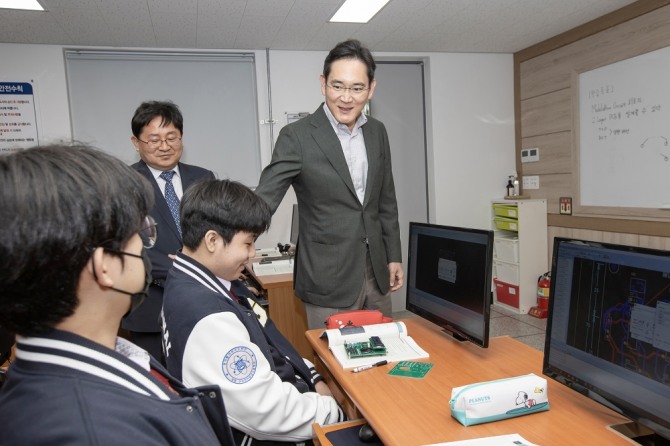 지난 7일 구미전자공고를 방문한 이재용 삼성전자 회장이 학생들과 대화를 나누고 있다. 사진=삼성전자