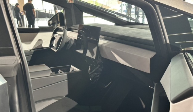 지난 1일(현지시간) 테슬라 투자자의 날에서 공개된 사이버트럭 예비 양산형 모델의 1열 좌석 모습. 사진=테슬라