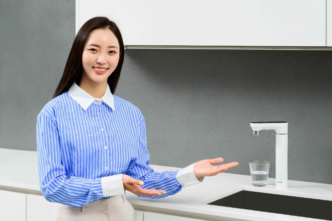 삼성전자 모델이 경기도 수원시에 위치한 삼성전자 수원 디지털시티에서 비스포크 정수기 신제품을 소개하고 있다. 사진=삼성전자
