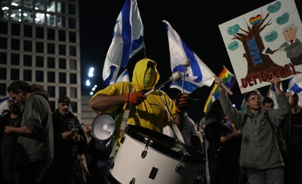 이스라엘 텔아비브에서 저녁 시민들이 3월 11일 저녁 반정부 시위를 벌이고 있다. 사진=AP통신·뉴시스