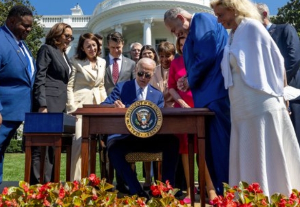 바이든 대통령이 백악관에서 법안에 서명하고 있다.