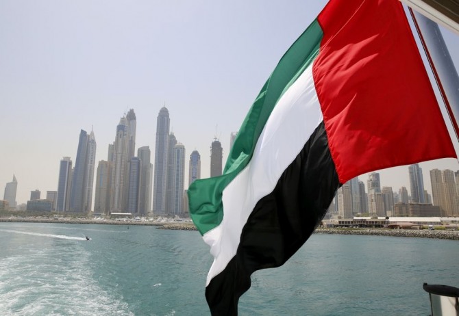 아랍에미레이트 두바이항 보트에서 펄럭이는 아랍에미레이트 국기. 사진=로이터