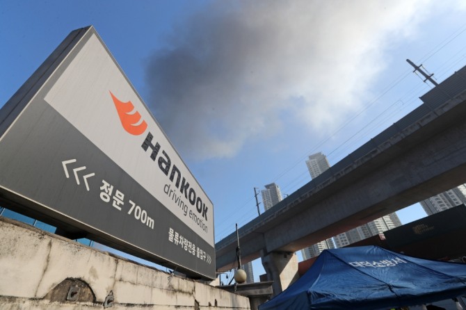 작년 3월 대전시 대덕구 목상동 한국타이어 공장에서 난 불로 인한 연기가 공중으로 치솟고 있다. 이로인해 막대한 손실이 발생했지만 보험 가입이 되지 않아 보상받지 못했다. 사진=연합뉴스