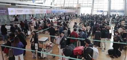  1일 오전 인천국제공항 제1여객터미널 출국장이 승객들로 붐비고 있다.사진=연합뉴스