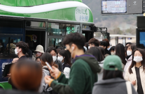 오는 20일부터 버스와 전철 등 대중교통에서도 실내 마스크 착용 의무가 해제되고 자율로 전환된다. 사진은 15일 오전 서울시내 한 버스정류장에서 마스크를 쓴 출근길 시민들이 버스를 기다리고 있다. 사진=연합뉴스