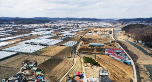 정부가 경기도 용인을 국가첨단산업단지로 조성해 세계 최대 반도체 클러스터를 만들고 지방에도 14개 국가산단을 새로 지정해 반도체·미래차·우주 등 첨단산업을 육성한다. 사진은 15일 대규모 시스템 반도체 국가산업단지로 지정된 경기도 용인시 처인구 남사읍 일대 모습. 사진=연합뉴스