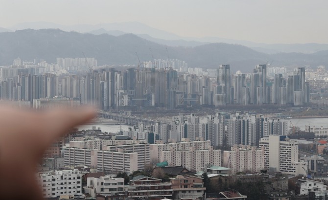  서울 남산에서 바라본 아파트 단지의 모습. 사진=연합뉴스