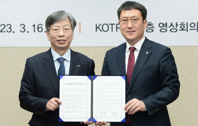 KOTRA는 16일 한국에너지공단과 KOTRA 본사에서 산업통상자원부의 온실가스 국제감축사업 공동 수행을 위한 업무협약을 체결했다. 유정열(왼쪽) KOTRA 사장과 이상훈 한국에너지공단 이사장이 기념 촬영을 하고 있다.