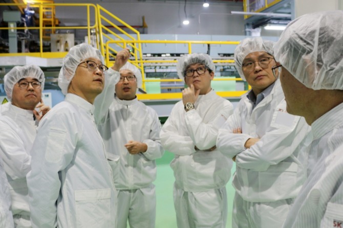 김철중 SKIET 사장(오른쪽에서 두번째)이 지난 14일 중국 창저우시에 위치한 SKIET 중국 생산공장을 방문해 관계자들과 생산 시설을 둘러 보고 있다. 사진=SKIET