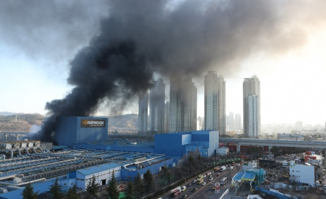 지난 13일 오전 대전 대덕구 목상동 한국타이어 공장에서 난 불로 인한 연기가 공중으로 치솟고 있다. 사진=연합