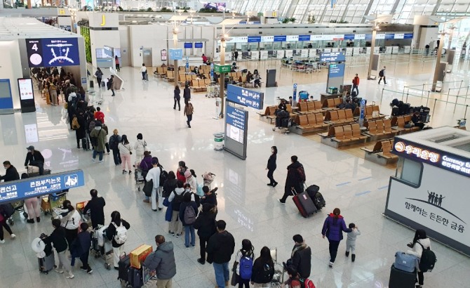 또 실탄이 발견된 인천국제공항 출국 인파. 자료사진=뉴시스