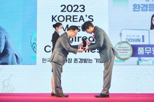 17일 한국능률협회컨설팅 주관으로 여의도 콘래드 서울에서 열린 ‘2023년 제20차 한국에서 가장 존경받는 기업’ 인증식에서 이동화 ㈜풀무원 홍보상무(사진 오른쪽)가 한수희 한국능률협회컨설팅 대표이사(사진 왼쪽)로부터 ‘한국에서 가장 존경받는 기업’ 올스타(All Star) 30대 기업 인증서를 수여받고 있다. 사진=풀무원.