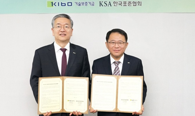 강명수(오른쪽) 한국표준협회 회장과 김종호 기술보증기금 이사장이 업무 협약을 체결했다. 사진=한국표준협회