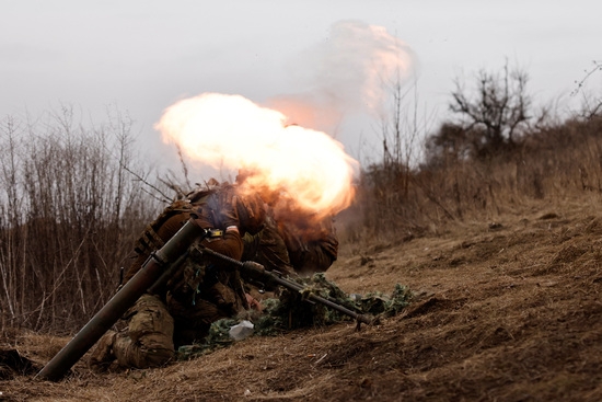 우크라이나군이 러시아의 공세가 가중된 바흐무트 전선에서 박격포를 발사하고 있다. 사진=로이터