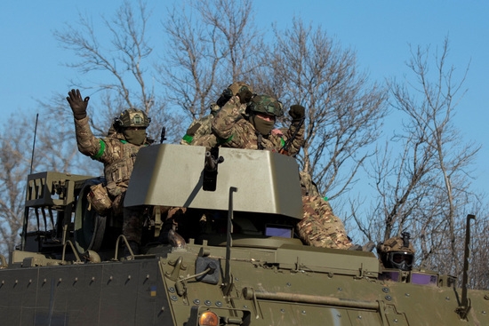 우크라이나 최전방 도시인 바흐무트 외곽에서 M113 장갑차를 타고 우크라이나 군인들이 손짓을 하고 있다. 사진=로이터