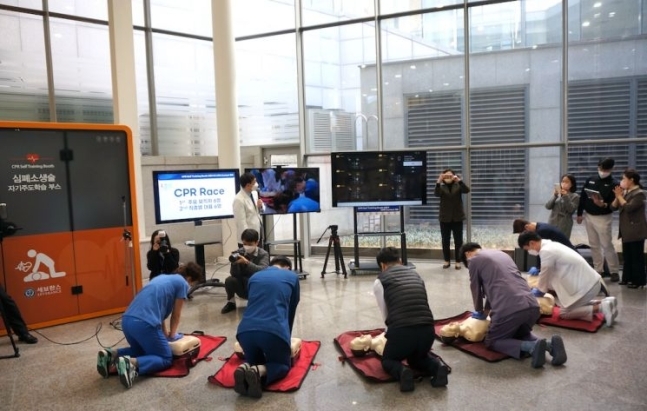 위코멧이 CPR 교육을 실시중이다.