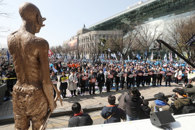 18일 서울광장에서 열린 '강제동원 해법 및 한일정상회담을 규탄하는 3차 범국민대회'에서 이재명 더불어민주당 대표를 비롯한 참석자들이 관련 구호를 외치고 있다. 사진=연합뉴스