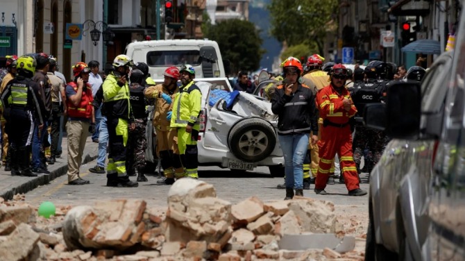 2023년 3월 18일 에콰도르 쿠엥카에서 지진으로 피해를 입은 집의 잔해와 파손된 자동차가 보인다. 사진=로이터