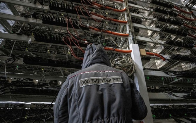 러시아 여러 지역의 당국과 전력 회사가 불법 암호화폐 채굴장을 폐쇄하고 하드웨어를 압수했다. 사진=로이터