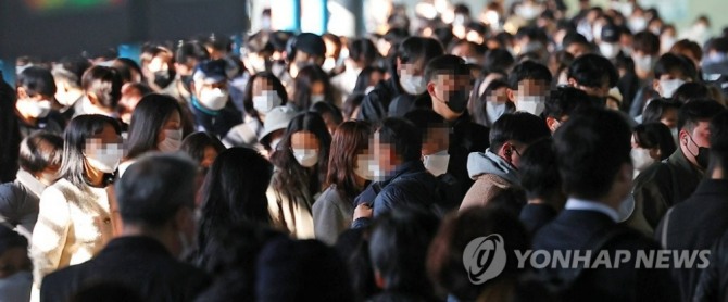 지난 14일 오전 서울 신도림역에 마스크를 쓴 시민들이 탑승장을 나서고 있다. 사진=연합뉴스