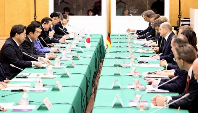 기시다 후미오 일본 총리(왼쪽에서 둘째)와 올라프 숄츠 독일 총리(기시다 맞은편)가 18일 도쿄 총리관저에서 정부 간 협의를 하고 있다.