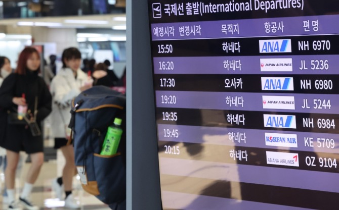 한국공항공사가 봄철을 맞아 김포국제공항을 향기로운 서비스의 공간으로 새롭게 꾸민다.서울 강서구 김포공항 국제선 출국장 전경. 사진=연합