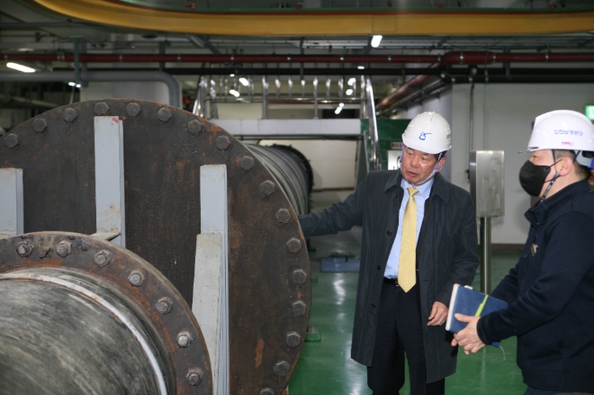 인천환경공단 최계운 이사장이 남항사업소 하수처리시설 현장방문하여 시설 점검을 하고 있다. 사진=인천환경공단