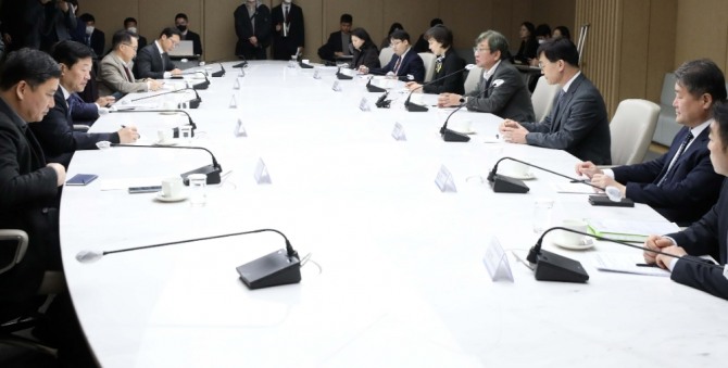 김상협(오른쪽에서 네 번째) 탄소중립녹색성장위원장이 지난달 16일 서울 중구 대한상공회의소에서 2030 NDC 산업부문 목표와 관련해 경제단체 관계자들과 간담회를 하고 있다. 사진=뉴시스