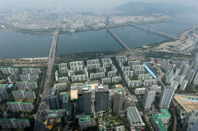 서울 송파구 서울스카이 전망대에서 바라본 강남 아파트 밀집지역 모습. 사진=뉴시스