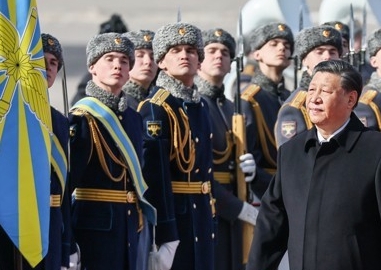 시진핑 중국 국가주석이 러시아 모스크바에 도착해 사열하고 있다.
