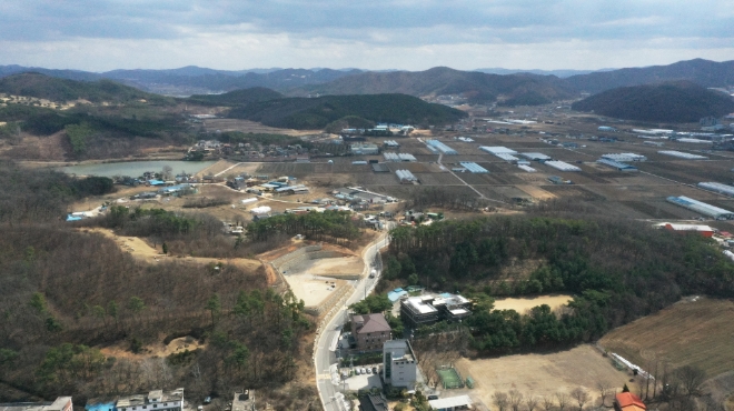 정부는 지난 15일 첨단산업육성책의 일환으로 경기도 용인시 남사읍 일대(사진)에 서울 여의도 면적의 2.4배에 달하는 반도체 메가 클러스터를 조성한다고 발표했다. 사진=뉴시스