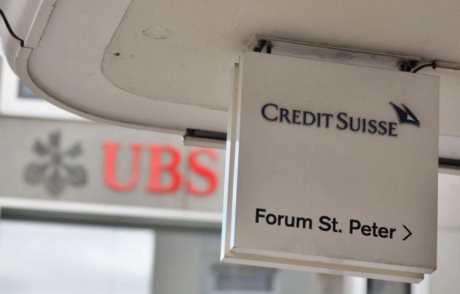 스위스 취리히 시내 한모퉁이에 걸린 UBS와 크레디트스위스 회사 로고. 사진=로이터