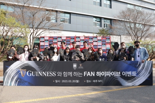 지난 20일 오후 파주NFC에서 진행된 ‘기네스와 함께하는 FAN 하이파이브’ 이벤트에서 축구 국가대표팀 선수 (왼쪽부터) 조규성, 김영권, 황의조가 팬들과 기념사진을 찍고 있다. 사진=디아지오코리아.