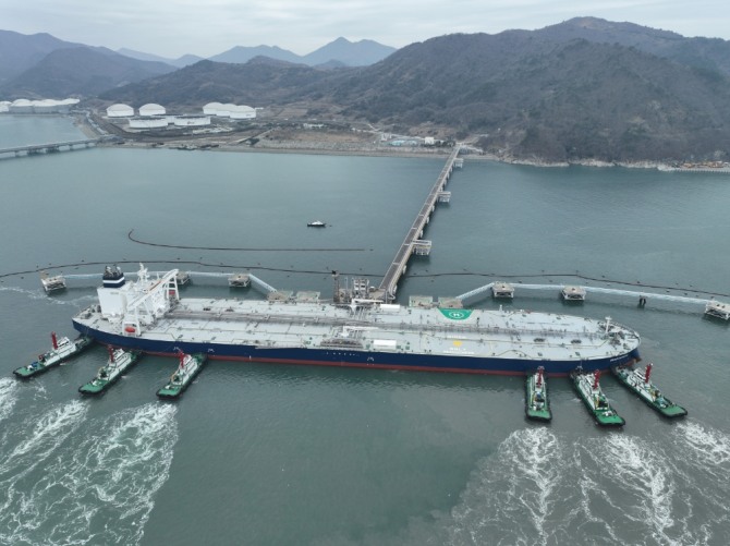 석유공사-ADNOC 국제공동비축 원유 초도 물량 200만배럴을 선적한 카고 선박이 여수비축기시에 입항했다. 사진=한국석유공사