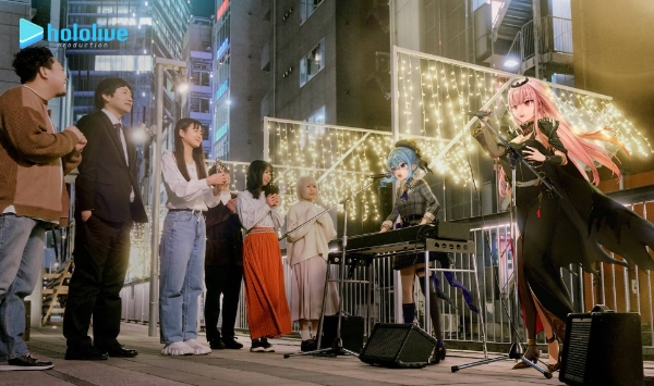 홀로라이브 프로덕션의 '모리 칼리오페(맨 오른쪽)'과 '호시마치 스이세이(오른쪽에서 두번째)'가 현실 팬들 앞에서 공연한다는 콘셉트의 브랜드 이미지. 사진=커버 주식회사 공식 사이트