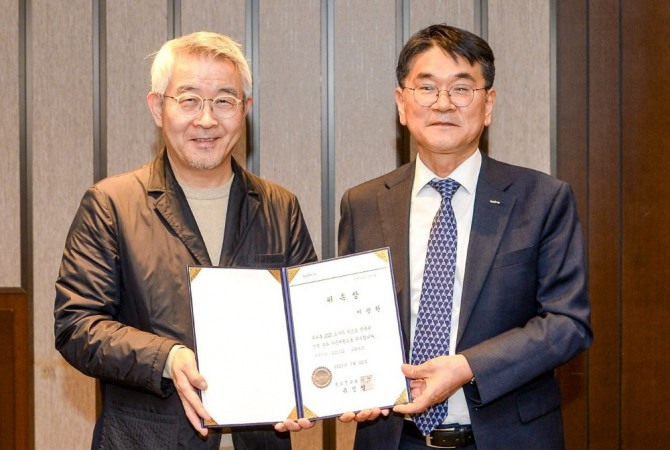 KOTRA는 이달 22일 양재 엘타워에서 2025 오사카·간사이 엑스포 한국관 조성 관련 자문위원회 발족식을 개최했다. 전춘우(오른쪽) KOTRA 중소중견기업본부장과 이광환 해안건축 소장이 기념 촬영을 하고 있다.