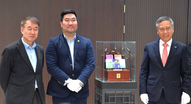 한국조폐공사는 특별한 아티스트와 협업한 ‘응답하라 대한민국 기념메달’을 공개하였다. 오른쪽부터 반장식 한국조폐공사 사장, 남장원 ㈜키뮤 대표, 백경학 푸르메재단 상임이사
