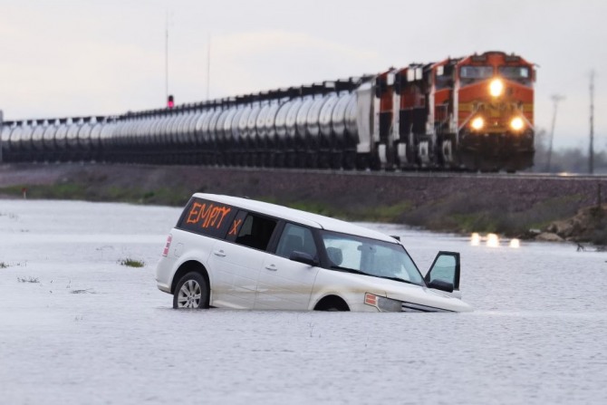  3월 22일 미국 캘리포니아주 코코란에서 며칠간 폭우가 내린 후 툴레 강에서 강물이 범람했다. 사진=로이터