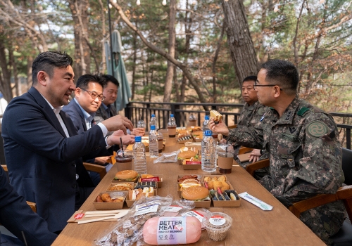 22일 경기도 동두천시에 위치한 육군 28보병사단에서 송현석 신세계푸드 대표(왼쪽)가 박춘식 육군 28보병사단 사단장(오른쪽)에게 ‘베러미트’로 만든 메뉴를 소개하고 있다. 사진=신세계푸드.