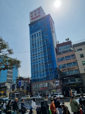 다이소 명동역점 전경. 맞은편 공항버스 정류장에서 승객들이 줄지어 버스를 기다리고 있다. 사진=김성준 글로벌이코노믹 기자.