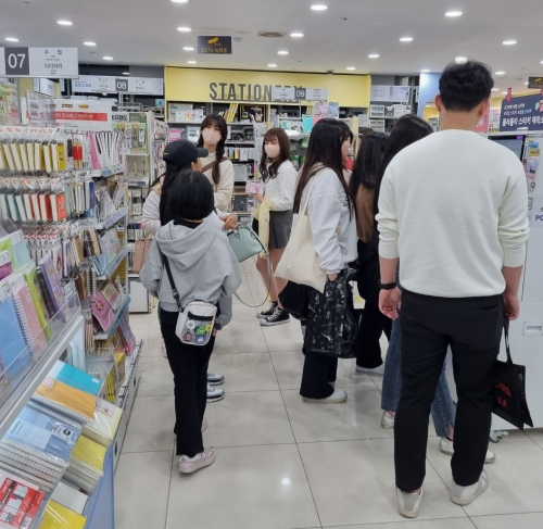 ‘폴라폴라 스티커 제작소’ 앞에 방문객이 모여있다. 사진=김성준 글로벌이코노믹 기자.