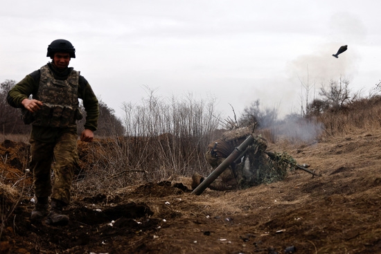 바흐무트 근처의 우크라이나군이 대전차포와 박격포를 발사하고있다. 사진=로이터
