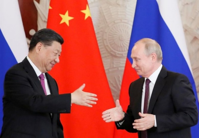 시진핑 주석(왼쪽)과 푸틴 대통령이 악수를 하고 있다. 이 둘은 석유와 가스를 놓고 각각 동상이몽을 꿈꾸고 있다. 