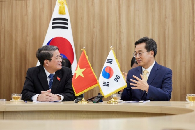 (오른쪽) 김동연 경기도지사, 베트남 응우옌 득 하이 국회부의장 만나 협력 방안 논의
