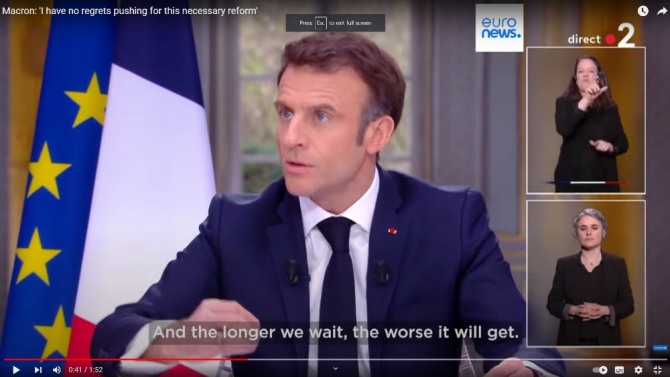 이마뉘엘 마크롱 대통령이 지난 22일(현지시간) 프랑스 방송에 출연해 연금개혁안 강행에 대한 입장을 밝히고 있다. 사진=유튜브