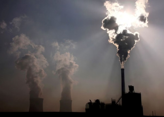 기후 위기로 인해 금융회사에 탈석탄 계획을 이행하라는 목소리가 커진다. 사진은 중국에 있는 석탄발전소. 사진=로이터