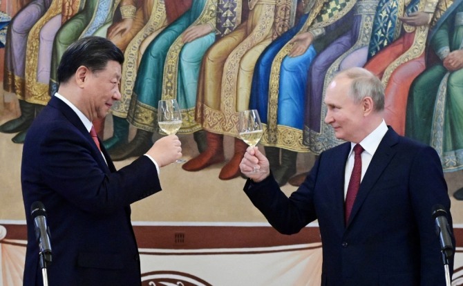 러시아를 방문한 시진핑 중국 주석(왼쪽)이 푸틴 러시아 대통령과 브로맨스를 과시했지만 평화 중재와는 거리가 먼 그들만의 행사였다. 사진=로이터