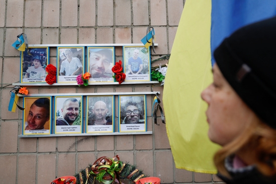 러시아의 우크라이나 침공 1주년을 맞아 부차에서 시민들이 무명자 묘소를 방문해 추모하고 있다. 사진=로이터